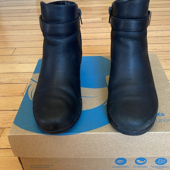 Clarks black oily leather boots - Picture 2 of 7